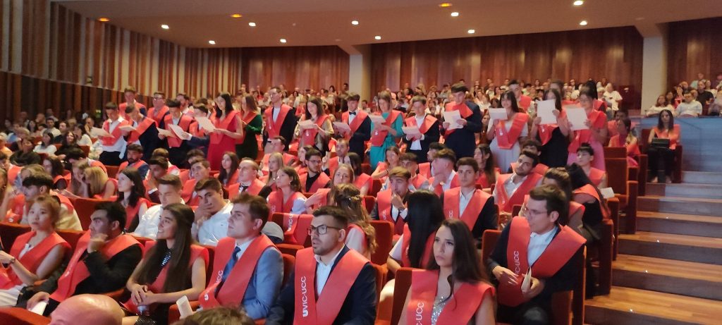 Graduats i graduades en periodisme llegeixen el codi deontològic en l'acte de lliurament de diplomes