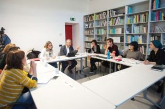 El secretari d’Immigració visita la UVic per conèixer el projecte Camins
