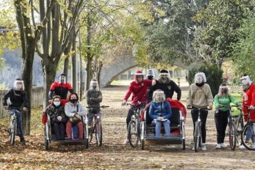 Passejades amb tricicles adaptats per augmentar el benestar de les persones grans o amb problemes de salut mental