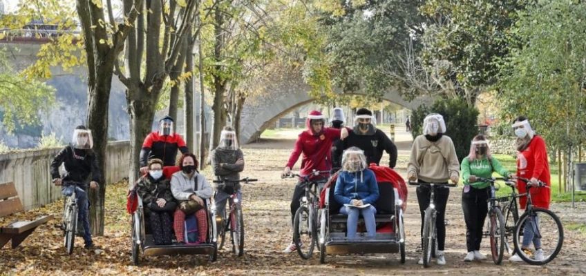 Passejades amb tricicles adaptats per augmentar el benestar de les persones grans o amb problemes de salut mental
