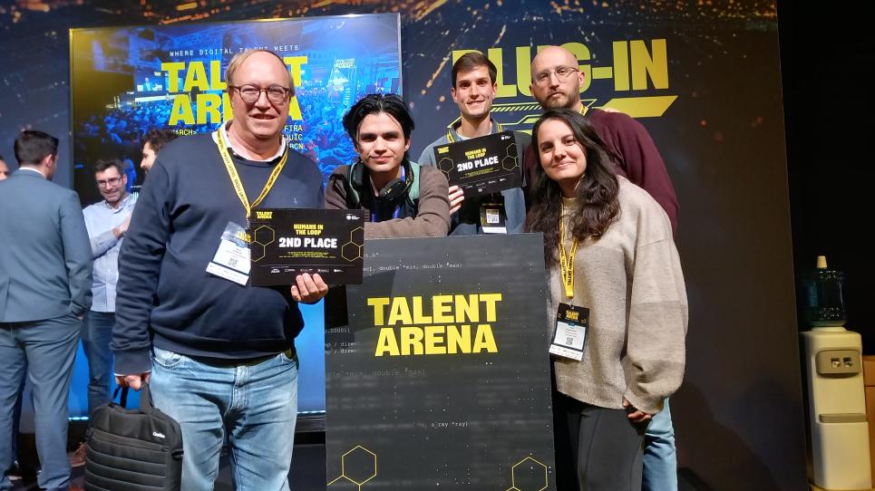 Manel Arribas i els seus estudiants, segons al hackató del MWC 2026