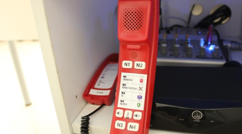 El professorat disposarà de telèfons d’emergència a les aules per comunicar incidències