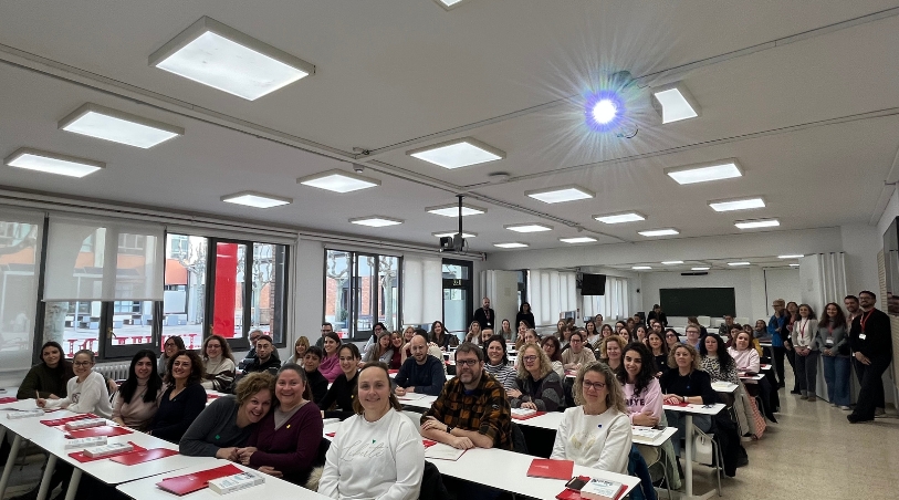 La formació dirigida als TAUS i TECS del grau en Infermeria reuneix 70 participants