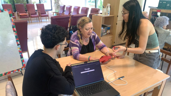 Estudiants del Grau en Multimèdia. Aplicacions i Videojocs porten la innovació tecnològica al Centre de Dia Sant Jordi