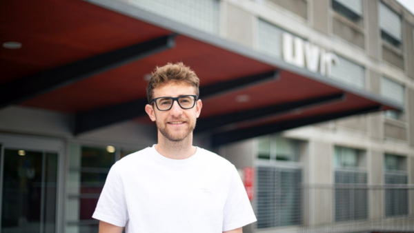 Roger Casals: “Guanyar la fase interna del concurs ‘La teva tesi en quatre minuts’ ha estat un impuls majúscul; jugar la final catalana a casa és un autèntic luxe”