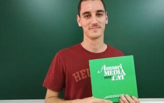 Jan Mompin, sosté un exemplar de l'Anuari MèdiaCat 2021