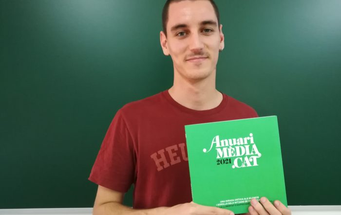 Jan Mompin, sosté un exemplar de l'Anuari MèdiaCat 2021