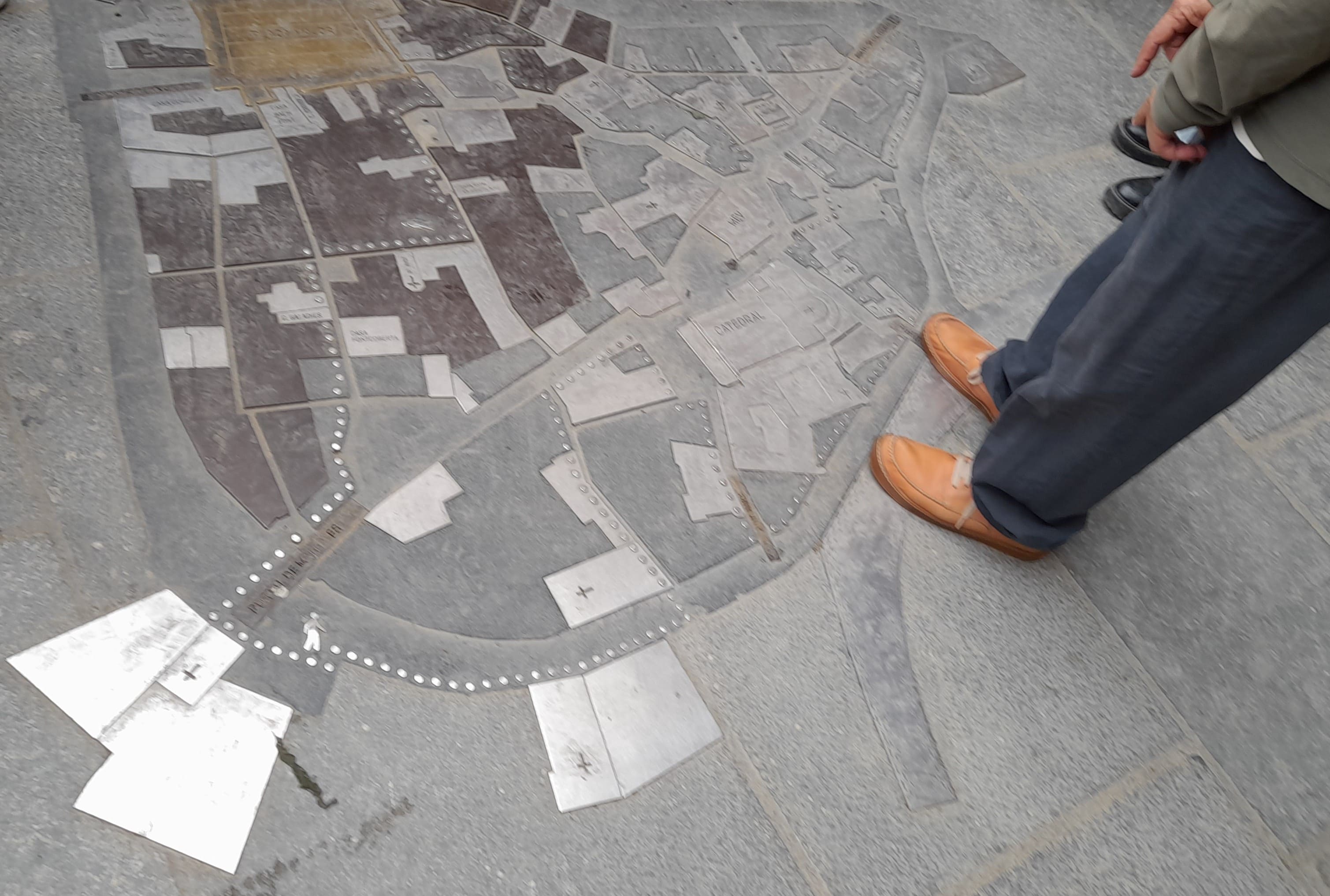 Primer pla d'un plànol de la ciutat de Vic a la plaça del mercat
