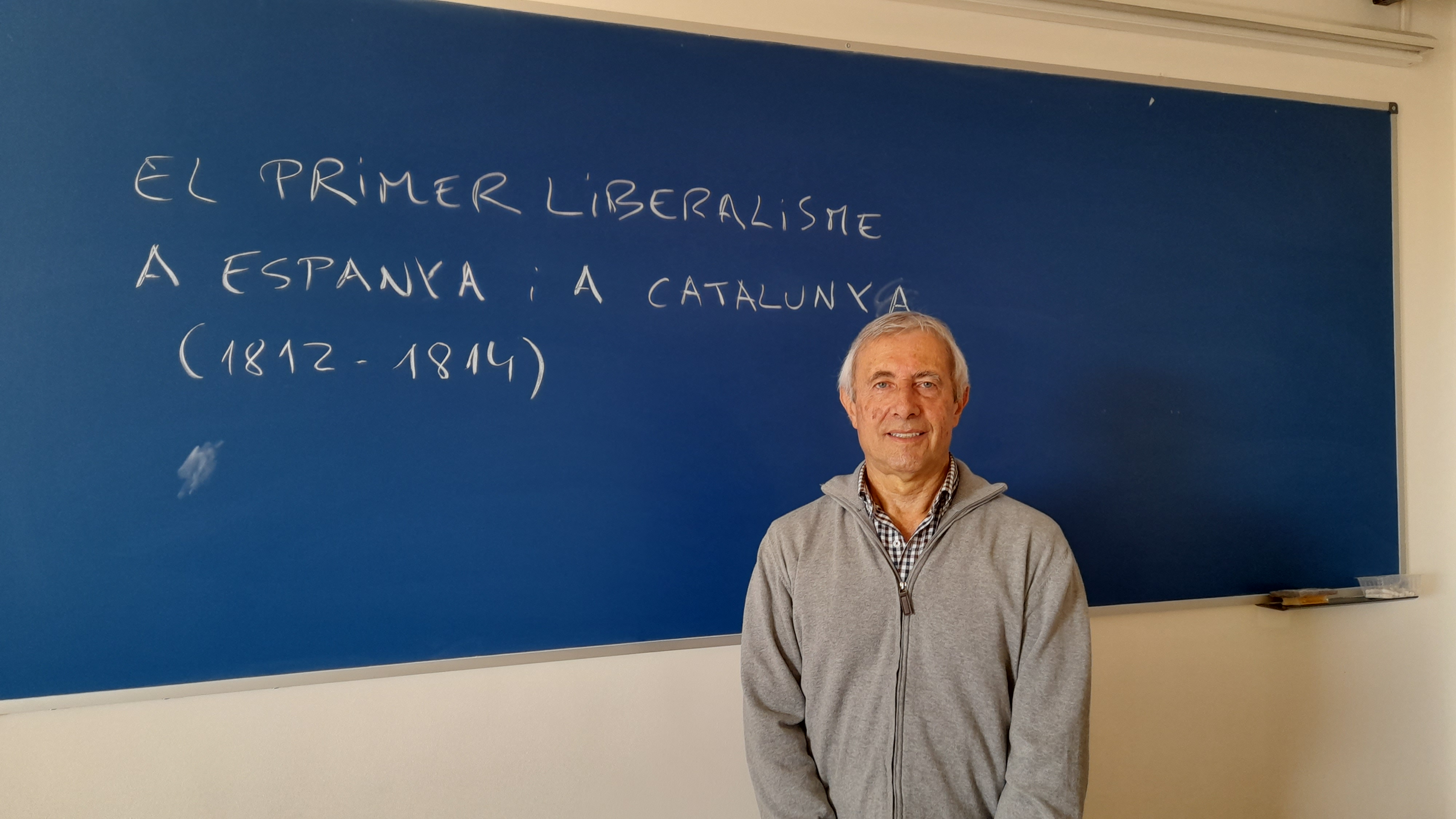 Primer pla de l'historiador Maties Ramisa davant una pissarra de la FEC