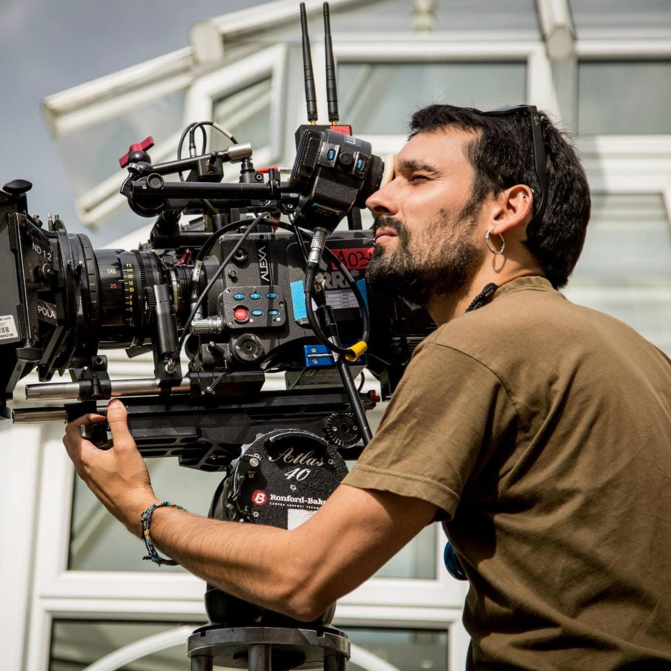 Joan Bordera darrera la càmera durant un rodatge cinematogràfic