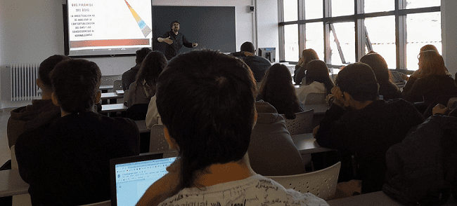 El docent de la FEC, Raúl Martínez Corcuera en una classe magistral