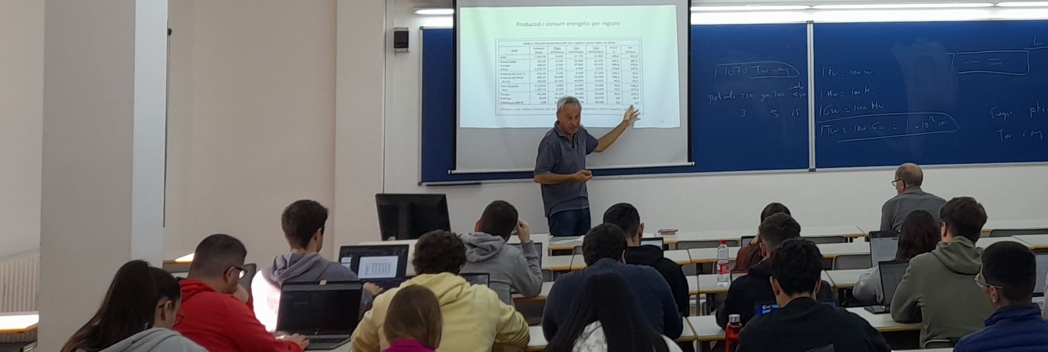 El professor Enric Casulleras en la sessió dedicada a l'economia de les Jornades Transverals "De la pau a la guerra. O el fràgil equilibri de viure en societat"