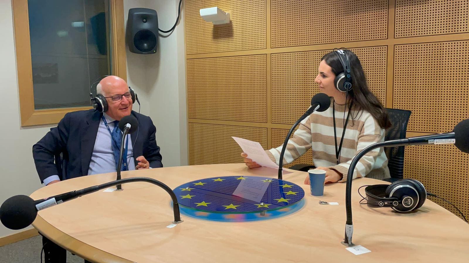 L'alumna de periodisme Laia Lafuente entrevista a l'eurodiputat Francisco Millán Mon a Brussel·les