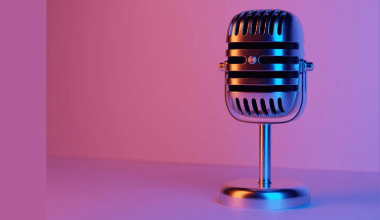 primer pla de micròfon de ràdio en fons rosat