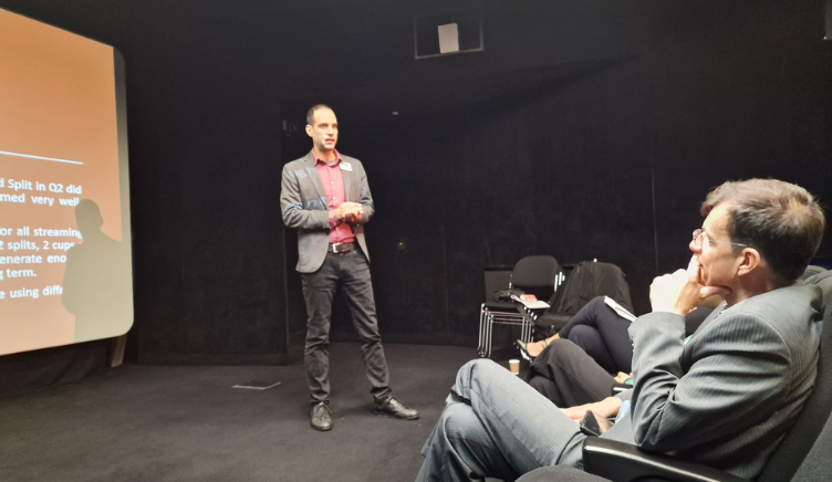 El professor de la FEC Adrià Alsina durant la seva presentació a Londres