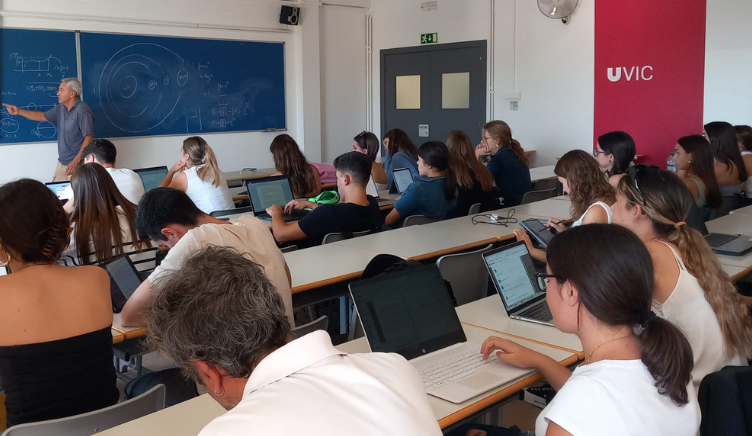 Imatge dels assistents a la classe sobre transició energètica i emergència climàtica amb l'economista Enric Casulleras