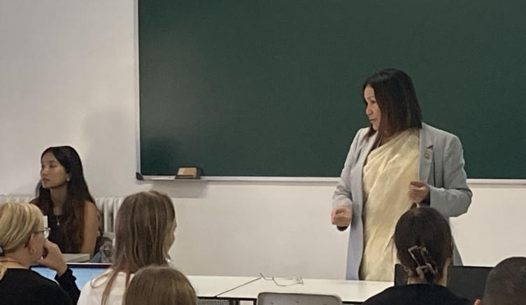 Indira Ranamagar i la seva filla Suvani en una aula de la UVic-UCC