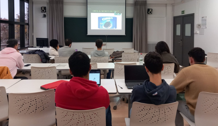 Perspectiva de l'alumnat durant la classe d'investigació de mercats de Dani Batlle