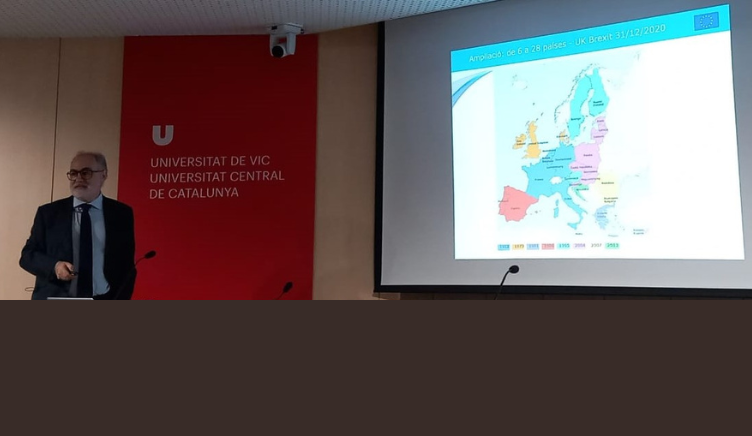 L'alt comissionat de la Unió Europea, Pere Puig, durant la seva exposició a la UVic-UCC