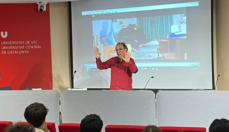 El guionista Piti Español a l'Aula de Cinema de la UVic-UCC