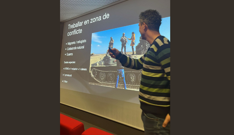 El periodista ENG de TV3, Josep Maria Porta, durant la seva presentació a l'alumnat de Periodisme de la FEC