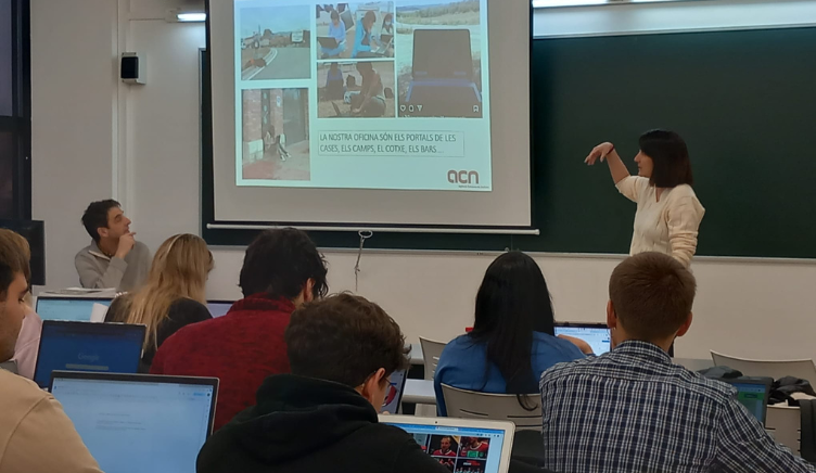 La periodista Mar Martí durant la seva xerrada a la UVic