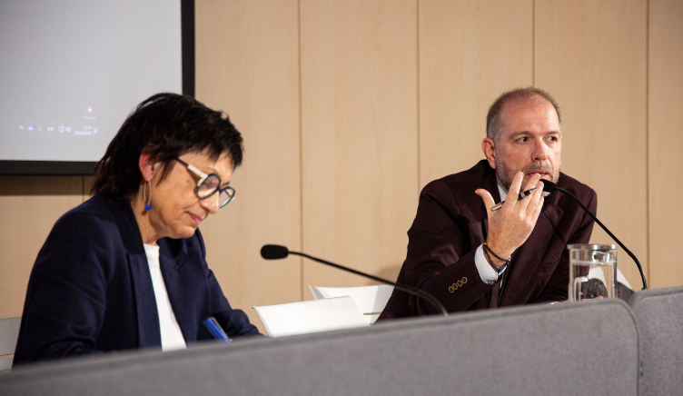 Anna Bosch i Joan Esculies durant conferència Eleccions EUA 2024