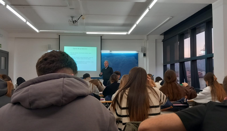 Juan Zahera parla amb l’alumnat de primer de Màrqueting i Comunicació Empresarial