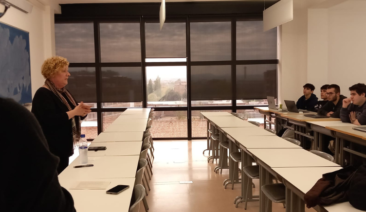 La periodista Neus Bonet en un moment de la classe amb els alumnes