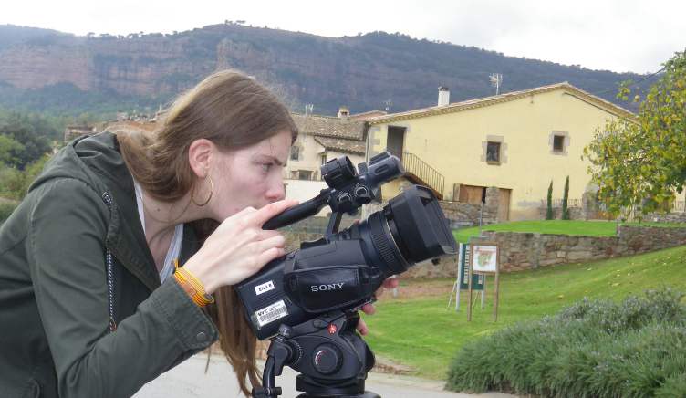 Detall d'alumna darrera la càmera en l'assignatura de periodisme d'investigació