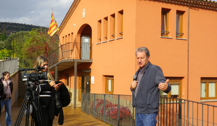 Alumnat treballant en periodisme d'investigació a Vilanova de Sau