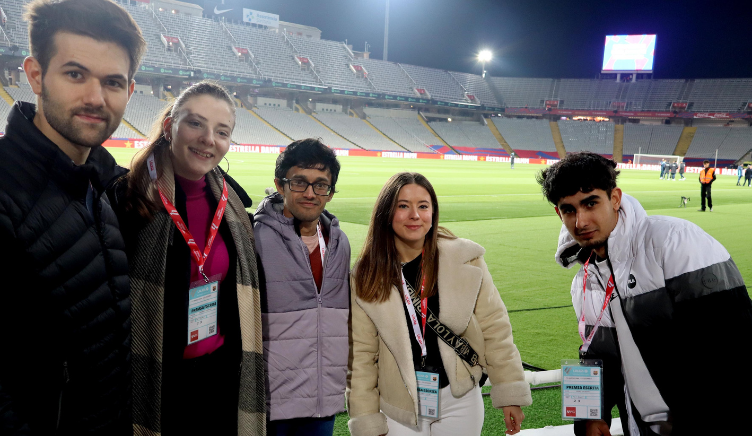 Estudiants de la FEC viuen en directe la comunicació d’un partit de LaLiga des de Montjuïc