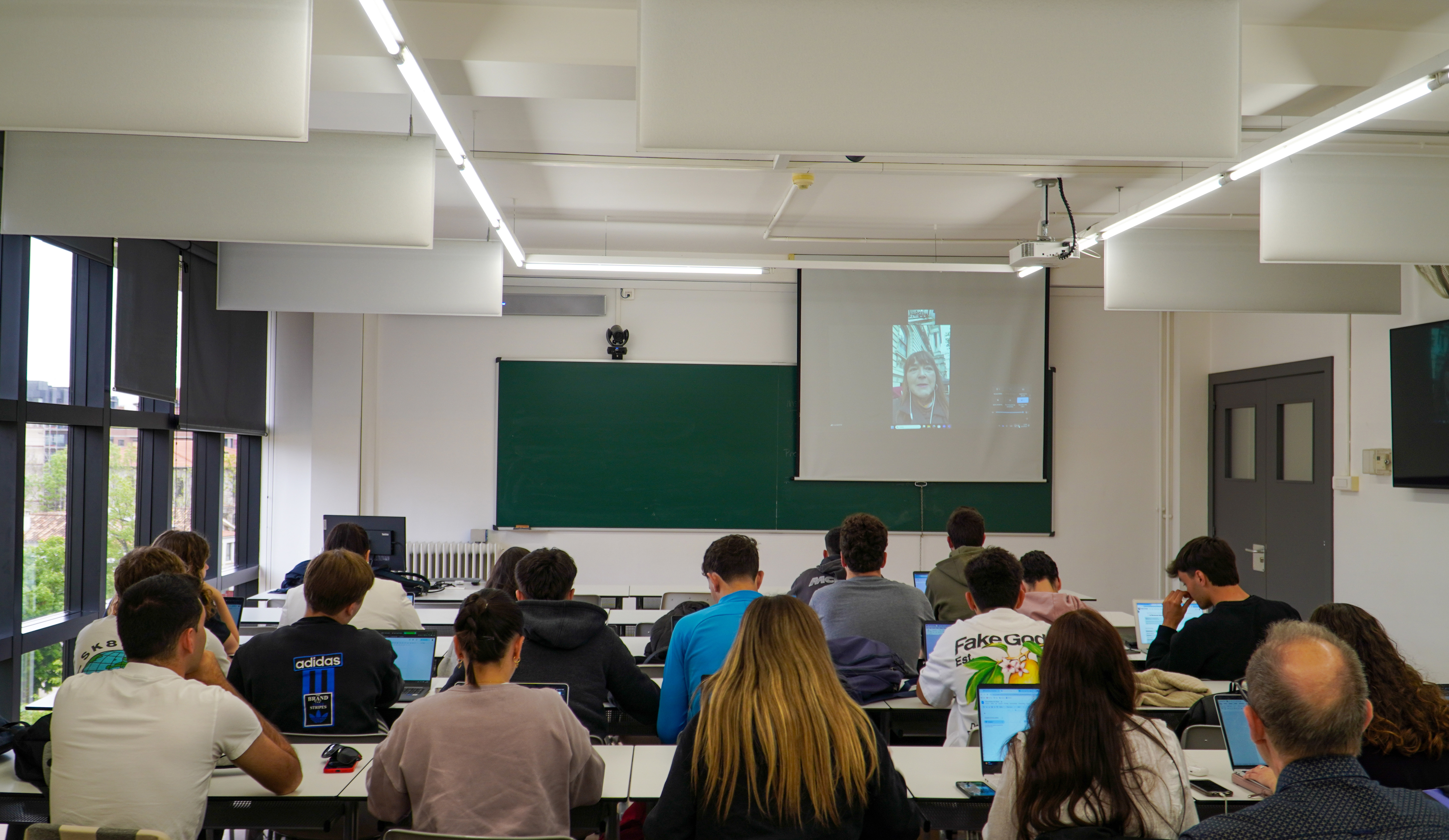La periodista de TV3 Coia Ballesté comparteix la seva experiència com a corresponsal al Regne Unit amb els estudiants de la FEC