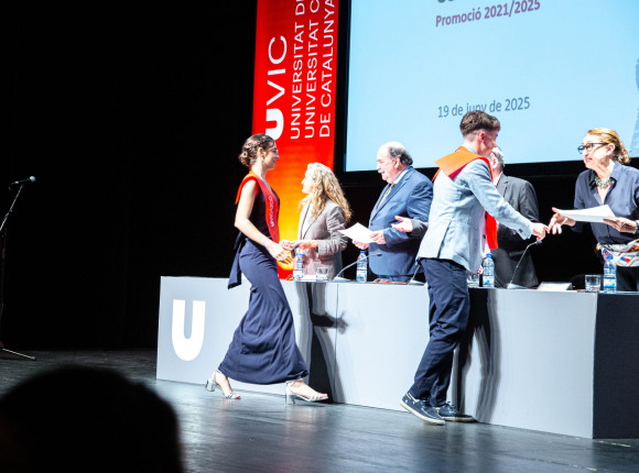 La promoció 2021-25 de la FEC celebra l’acte de lliurament de diplomes