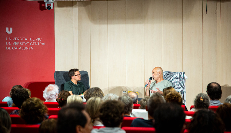 Sergi Ambudio (RAC1) i Kayed Hammad a l'Aula de Cinema de la UVIc-UCC