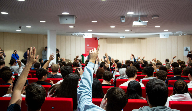 Els assistents a la xerrada amb Kayed Hammad a la UVic-UCC
