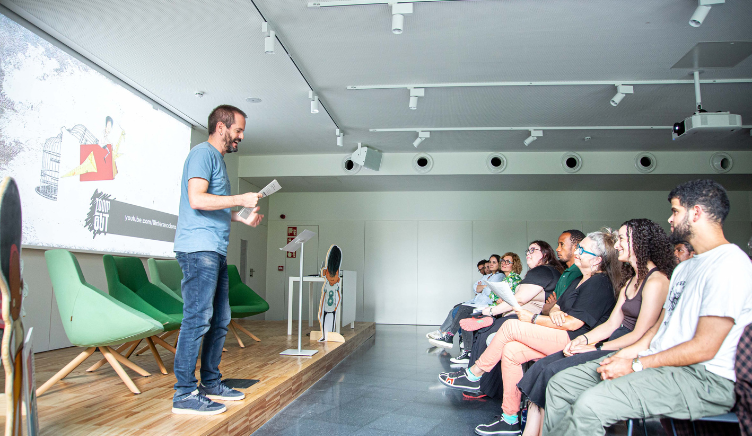 El taller ‘Llegir amb arrels i ales’ dona el tret de sortida del programa d’actes a la FEC del cicle Cartografies de la UVic-UCC