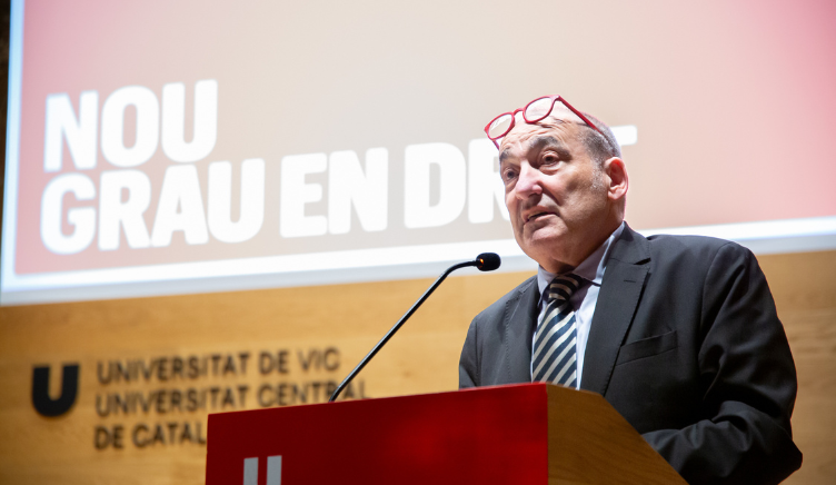 La jurista M. Eugènia Gay reivindica el dret com a pilar de la democràcia en la presentació del nou grau de la UVic
