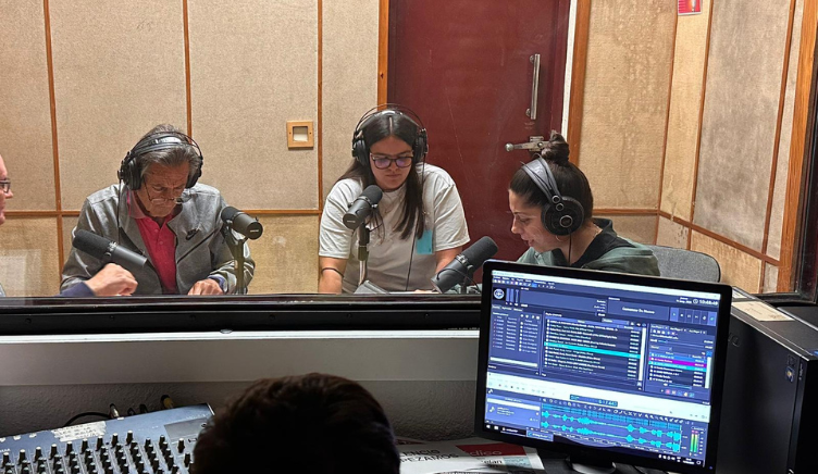 Alumnes de la FEC col·laboren en un programa de ràdio del Centre Penitenciari Quatre Camins