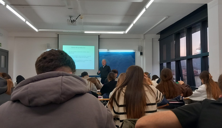 Juan Zahera a l'aula durant la sessió a l'alumnat de Màrqueting i Comunicació Empresarial