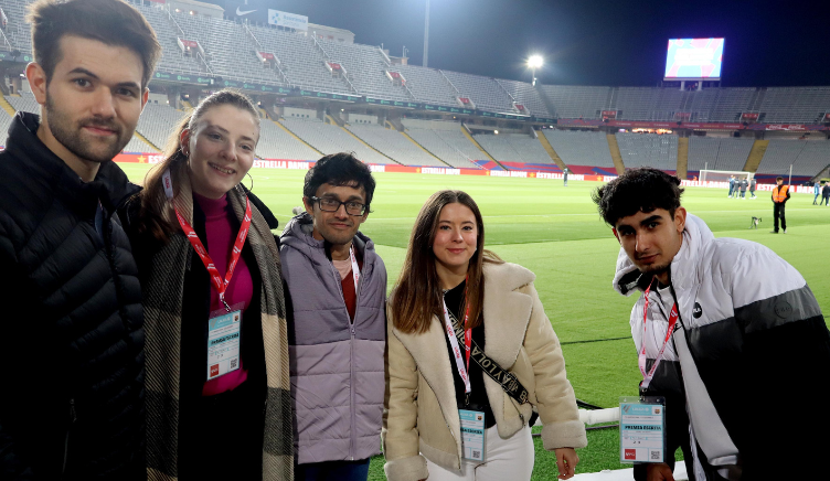 Alumnes de la FEC a l'Estadi de Montjuïc durant el partit del Barça-Leganés