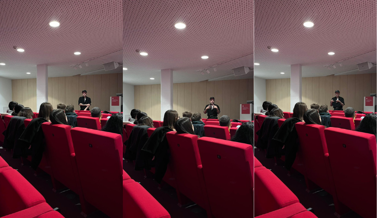 Cristian Sitjas amb l'alumnat de Comunicació Audiovisual a l'Aula de Cinema de la UVIc-UCC