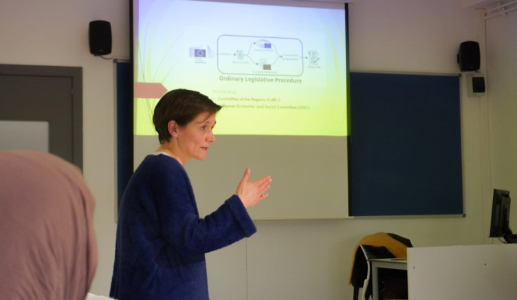 Maria Orobitg durant la sessió al grau en Global Studies