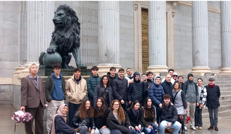 Foto de grup d'estudiants de Periodisme i Global Studies davant del Congtrés dels Diputats de Madrid