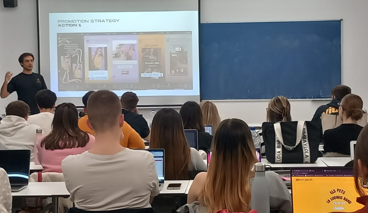 Oriol Vidal Bayés en un moment de la sessió amb l'alumnat de Publicitat i Relacions Públiques