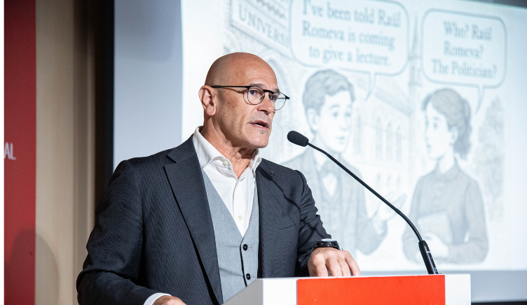 Pla mitjà de Raül Romeva durant la conferència a l'Aula de Cinema de la UVic-UCC