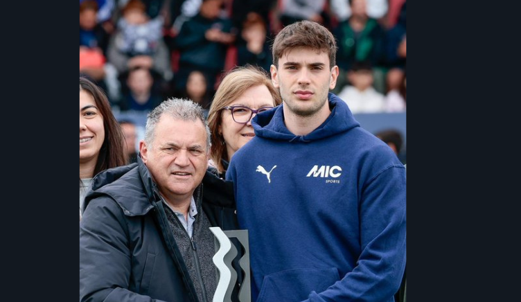 David Guitart rep el guardó a mans de Juanjo Rovira, director del torneig de futbol base MICFootball 2025