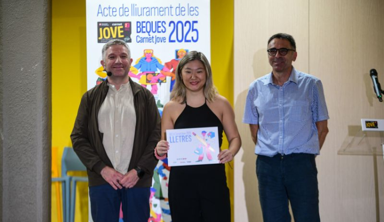 Clara Torradas, al centre, durant l'acte de lliurament de la Beca Carnet Jove 2025