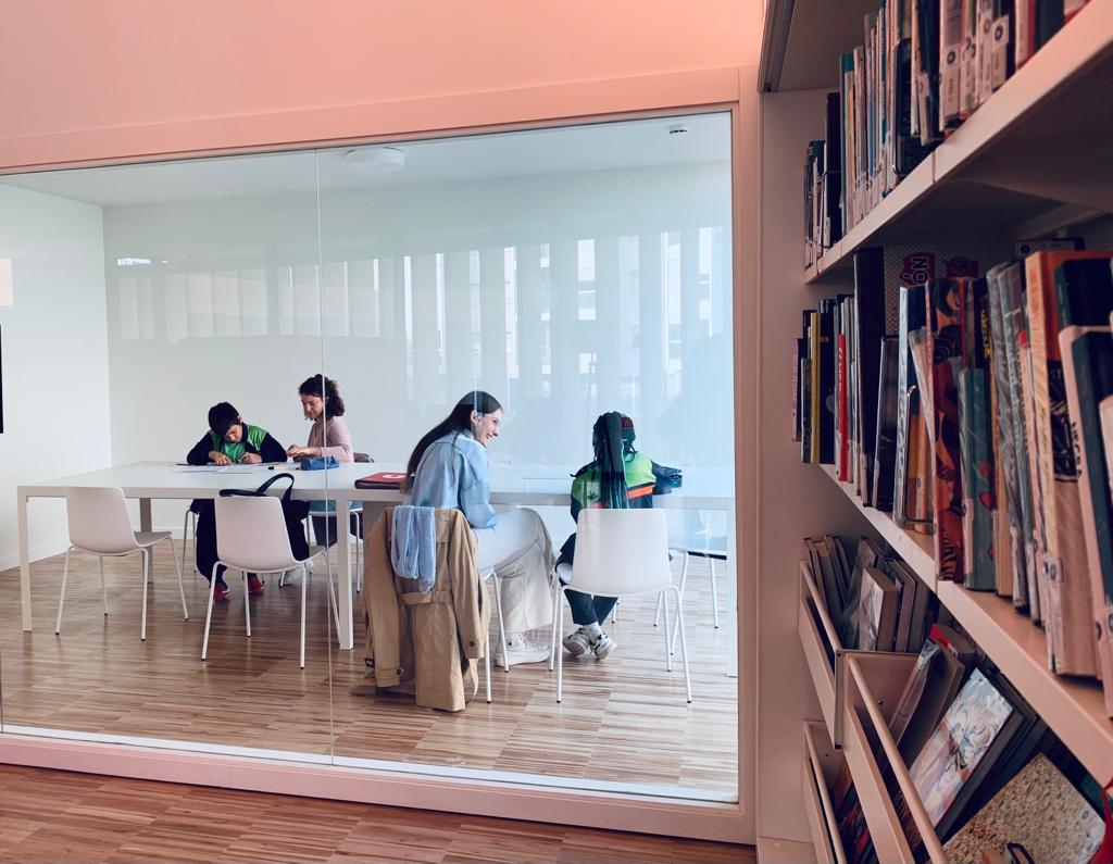 La Biblioteca Pilarin Bayés de Vic obre les portes al projecte Escola i Universitat