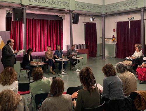 La professora Mariona Casas modera una taula rodona sobre interculturalitat i educació al Casino de Vic